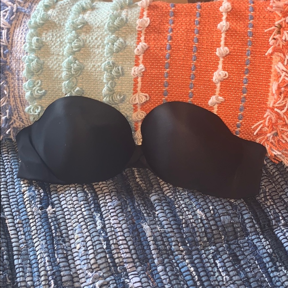 Black strapless bra